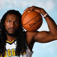 Le vétéran de 32 ans Faried revient en NBA